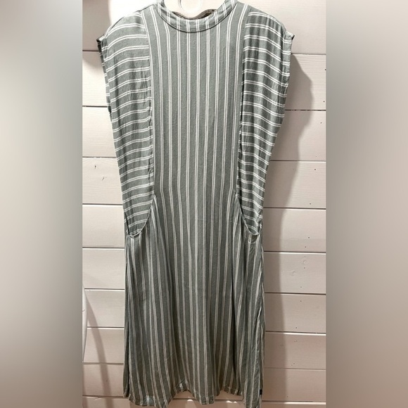 RVCA Green and white dress size L - Picture 1 of 8